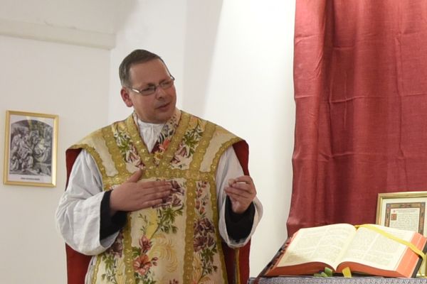 Simon Gábor atya beszédet mond